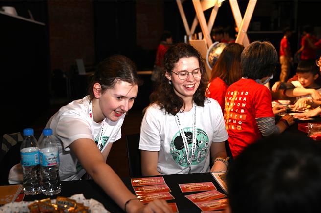 金车文教基金会今天办理2024 SDGs年会「What？世界超有素」，在「全球议题」主题摊位，由德国国际志工带领民眾认识德国饮食文化。（金车文教基金会提供／林志成台北传真）