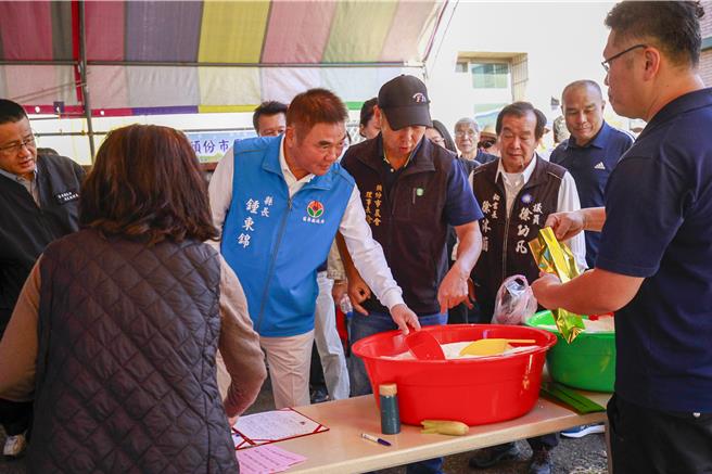 2024年看稻头份真幸福米食料理暨农特产品推广行销展售活动，现场摆设20个摊位展示在地优质农特产品。（吕丽甄摄）