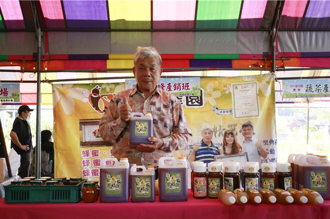 2024年看稻头份真幸福米食料理暨农特产品推广行销展售活动。头份养蜂产销班-竹南日生蜂园刘德钦。（吕丽甄摄）