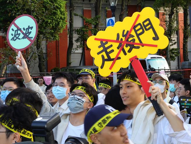 本土小牙医联盟、台湾基层牙医师协会24日在中山南路上举行「反密医、反特权、反对24亿假偏乡计划！」大游行，参加游行的人员举起标语及手板，表达诉求。（刘宗龙摄）