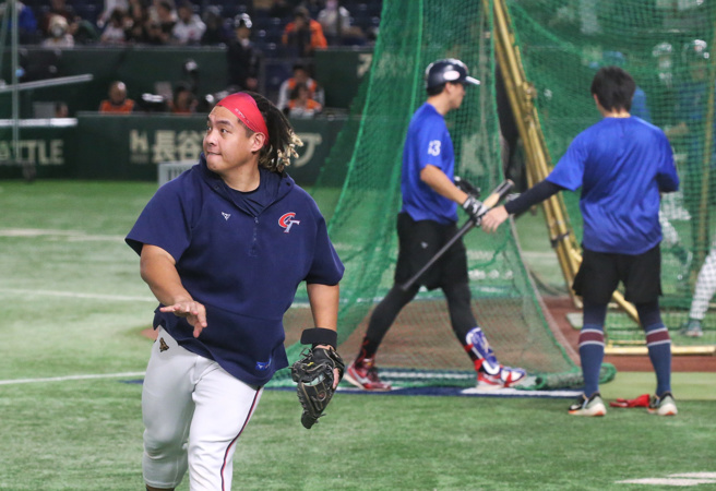 12强冠军决赛，队员们赛前练习。（赵双杰摄）