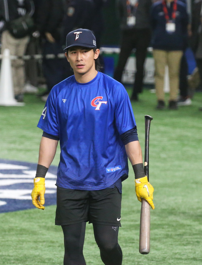 12强冠军决赛，队员们赛前练习。（赵双杰摄）