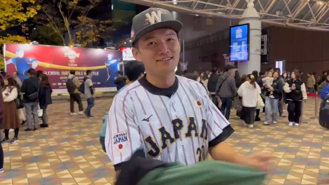 台南Josh直接买了日本队先发投手的球衣，穿在身上，希望反指标可以发威。（翻摄画面）