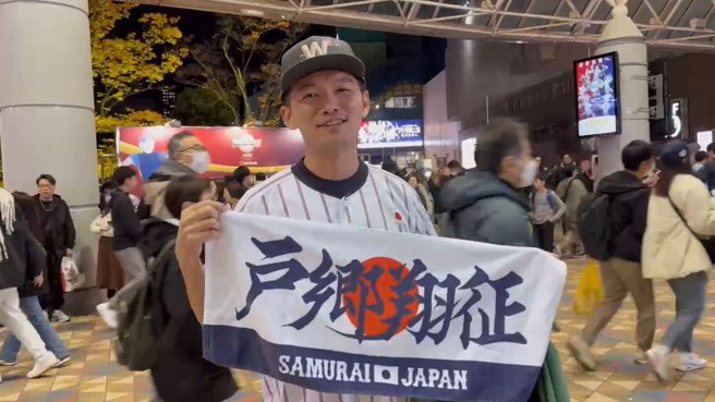 台南Josh直接买了日本队先发投手的球衣，穿在身上，希望反指标可以发威。（翻摄画面）
