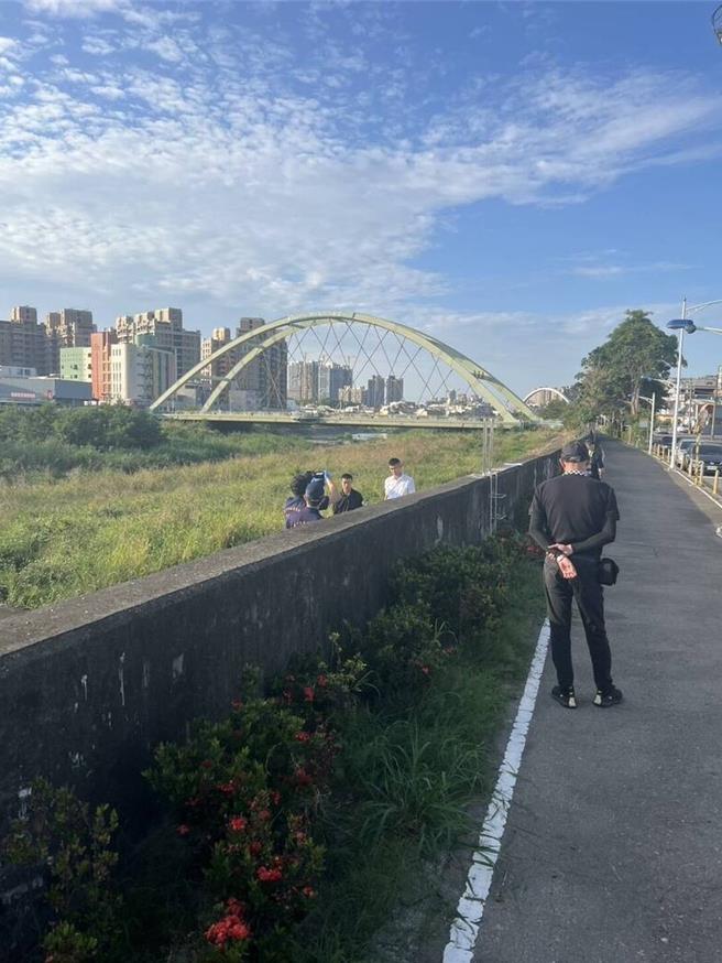 台中东区旱溪赫见一具男尸。（民眾提供／李京升台中传真）