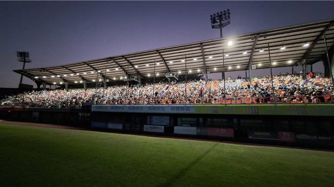 台南市政府24日开放市立棒球场举办户外直播，成为全台唯一开放棒球场直播的城市，一垒观眾席迅速爆满。（程炳璋摄）