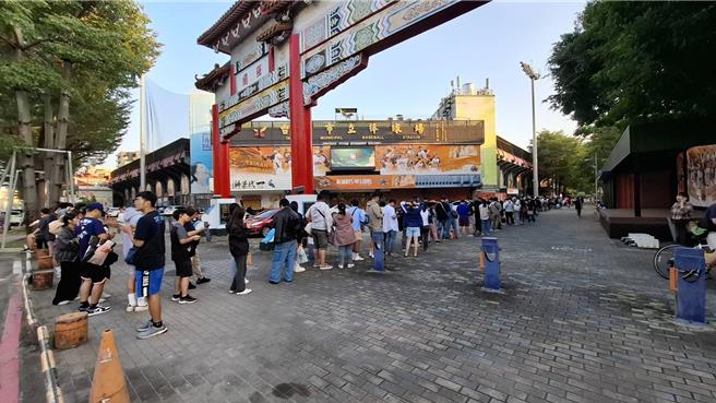 台南市政府24日开放市立棒球场举办户外直播，下午尚未开放进场就有球迷排队，长达100公尺。（程炳璋摄）
