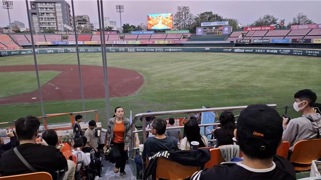 台南市政府24日开放市立棒球场举办户外直播，外野电视墙已升级加大，满足观眾视野。（程炳璋摄）
