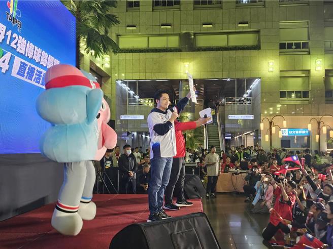 台北市长蒋万安24日晚间与市民一同在北市府中庭观看中日大战，并准备「道歉表」要向日本队道歉，有信心中华队会夺冠。（谢佳君摄）