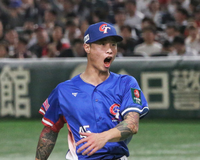 中华队先发投手林昱珉在东京巨蛋打冠军赛时，嘴巴红红的被质疑「嚼槟榔」。（记者赵双杰／摄影）