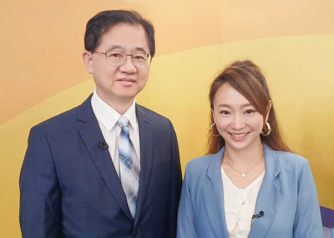 台湾运彩总经理林博泰（左）上时来运转节目，与主持人吕佳宜谈运彩眉角。（林胜发摄）