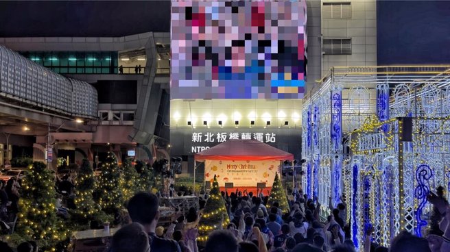 许多民眾在板桥转运站前关注中华队卖力表现。（新北捷运公司提供）