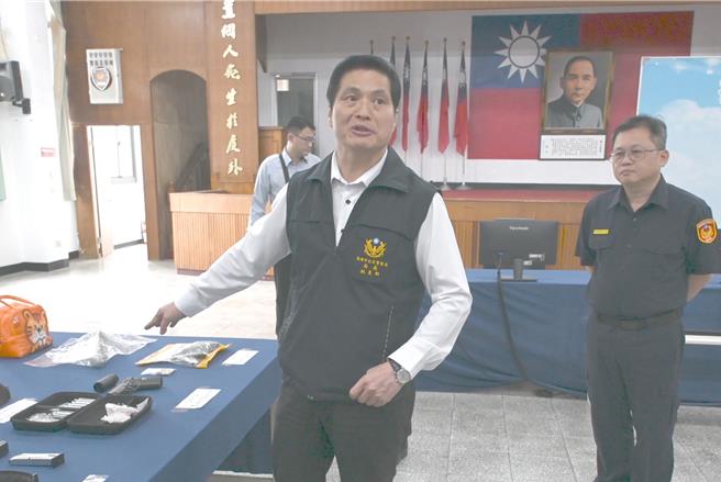高雄市警察局长林炎田（左）23日主持记者会，说明湖内区枪击案的侦破情形。（林瑞益摄）