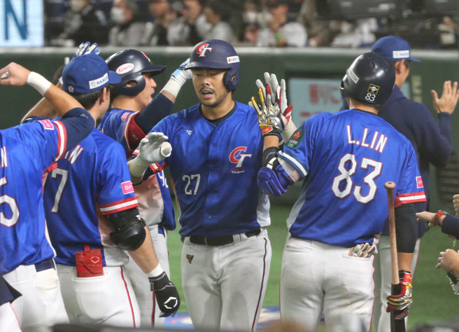 捕手林家正（中）轰出一发全垒打，开启中华队得分气势。（赵双杰摄）