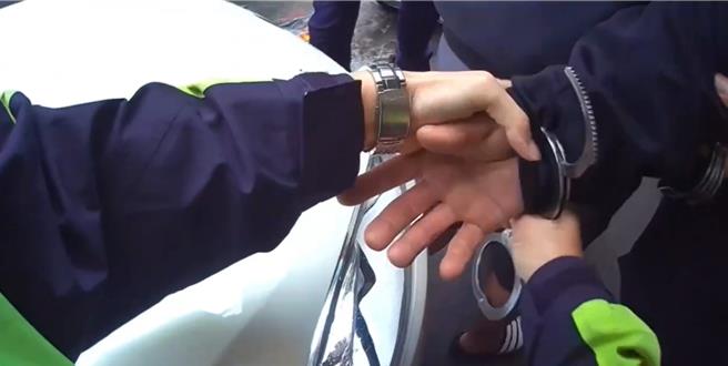 警方以强制力将黄男上铐逮捕。（警方提供）