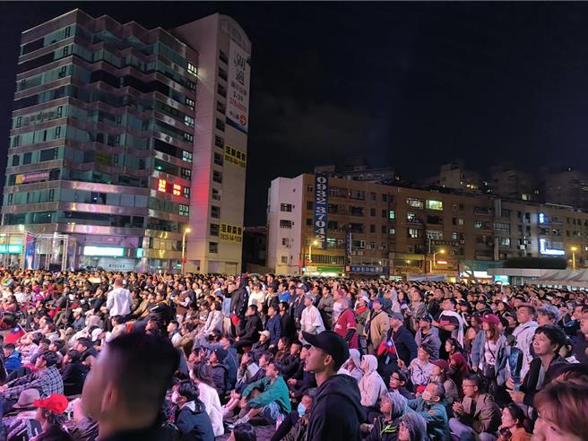 近万人挤爆桃园市府前广场的直播派对，连府前路也挤满人。(蔡依珍摄)