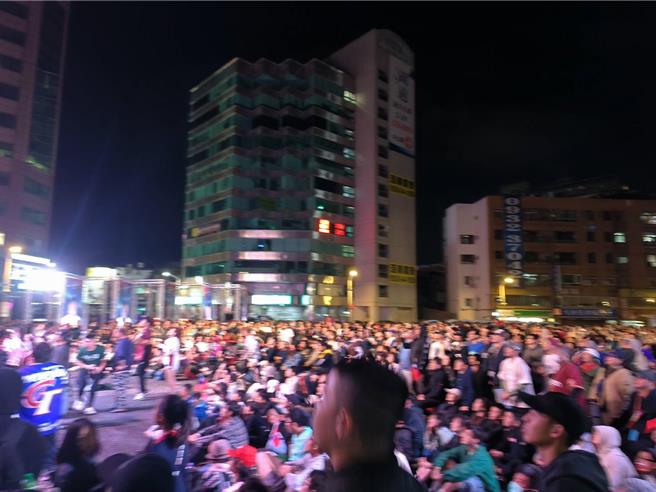 近万人挤爆桃园市府前广场的直播派对，连府前路也挤满人。(蔡依珍摄)