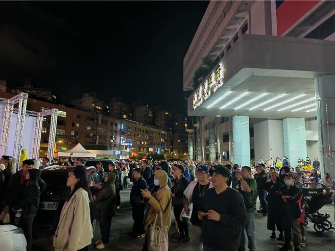近万人挤爆桃园市府前广场的直播派对，连府前路也挤满人。(蔡依珍摄)