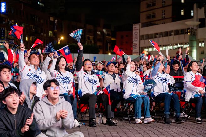 桃园市长张善政说，相信球迷透过直播观看赛事一定不够过瘾，宣布下周球员们凯旋归国，将举办英雄见面会。(市府提供／蔡依珍桃园传真)