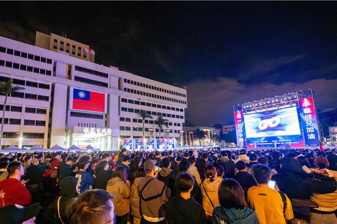 桃园市长张善政说，相信球迷透过直播观看赛事一定不够过瘾，宣布下周球员们凯旋归国，将举办英雄见面会。(市府提供／蔡依珍桃园传真)