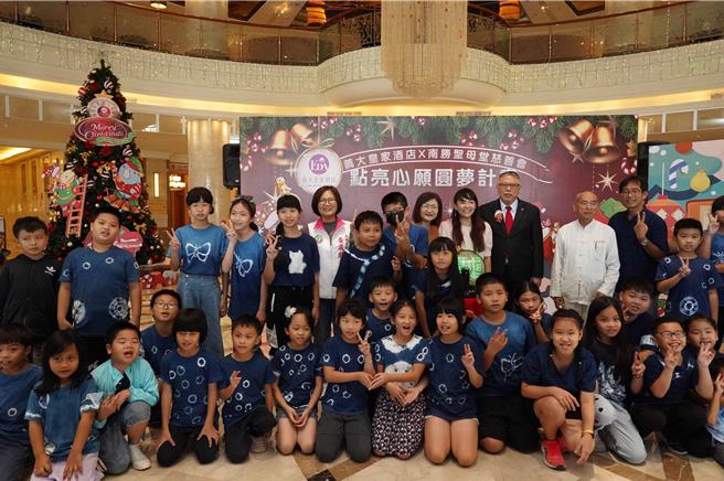 义大皇家酒店日前举行心愿点灯仪式，出席贵宾及广兴国小师生合影。（义大世界提供）