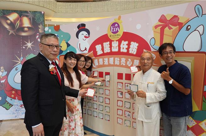 义大皇家酒店举行心愿点灯仪式，并悬挂心愿卡。（义大世界提供）