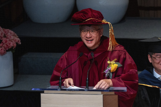 黄仁勋获香港科技大学颁授工程学荣誉博士学位。（图／美联社）