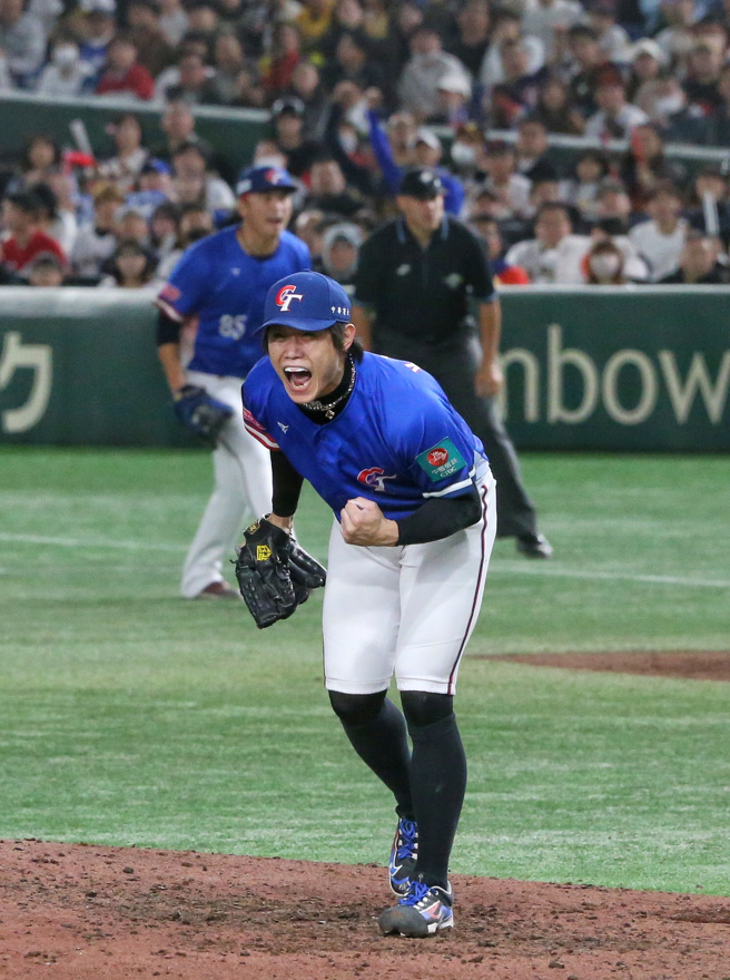 陈冠宇三振掉日本打者后振臂欢呼。（赵双杰摄）