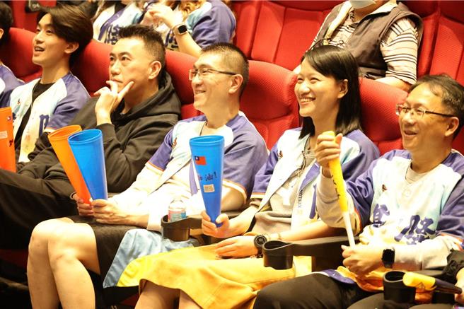 基隆市長謝國樑（左2）、立法委員林沛祥（左1）、基隆市政府教育處代理處長徐嬿立（右2）24日晚間與基隆市民共同為中華隊加油打氣。（基隆市政府提供／張志康基隆傳真）