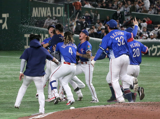 世界棒球12強賽24日晚間在日本東京巨蛋舉行冠亞軍戰，中華隊以4：0的比數擊敗日本，獲得這一屆的冠軍。(趙雙傑攝)