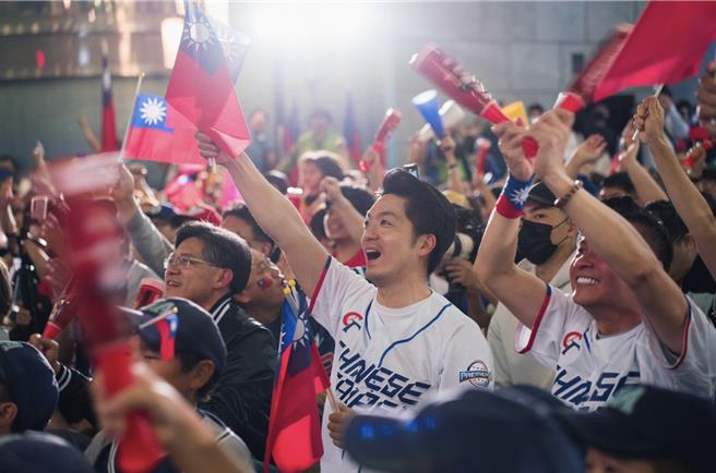 台北市長蔣萬安宣布，將提供中華英雄含選手及教練38人，2年雙北捷運含輕軌免費搭乘優惠。（台北市政府提供／劉彥宜台北傳真）