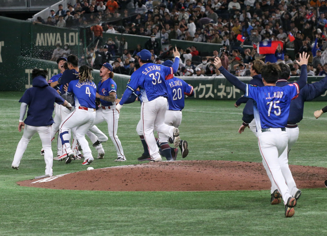 中華隊今（24日）晚在東京巨蛋贏得世界12強棒球賽冠軍盃。(趙雙傑攝)