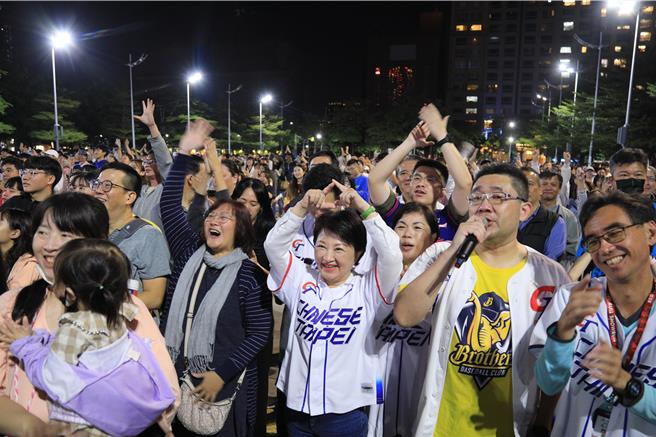 台中市長盧秀燕今晚與超過3萬市民在府前廣場齊看直播，熱血大喊口號「台灣英雄，世界第一！」（台中市府提供）