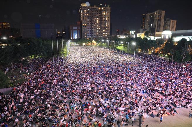 直播現場人潮一路蔓延到廣場外兩側，全場滿滿民眾團結一心。（台中市府提供）
