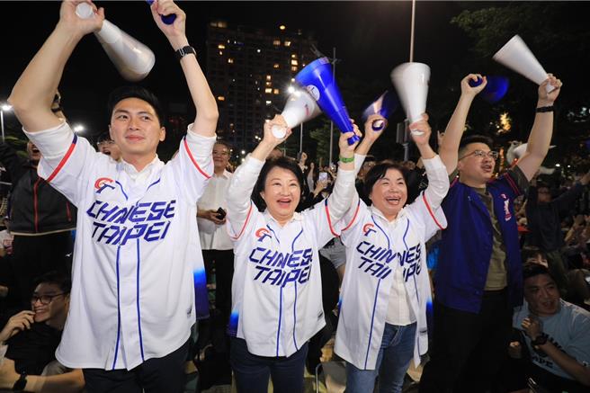 台中市長盧秀燕今晚與超過3萬市民在府前廣場齊看直播，熱血大喊口號「台灣英雄，世界第一！」（台中市府提供）
