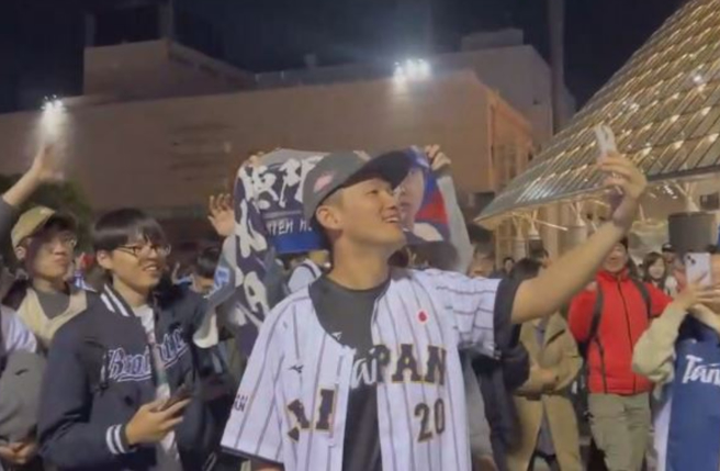 台南Josh兴奋地在东京巨蛋外直播分享喜悦，球迷还高喊「MVP！」（图／中天张良皓、郭先扬摄）