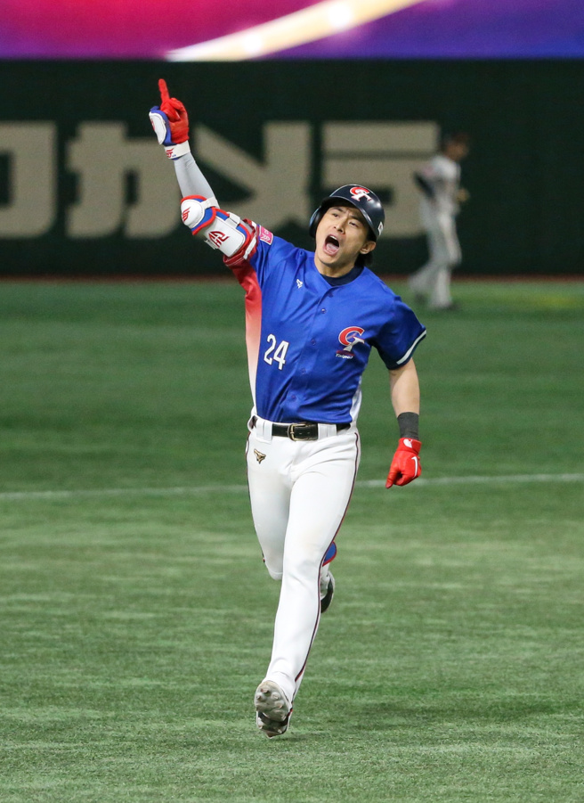 第5局中华队林家正阳春全垒打打破僵局，陈杰宪(图)再补上一支3分炮，取得4比0领先日本。(赵双杰摄)