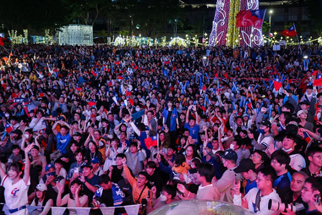 世界棒球12強賽，中華隊完封日本，獲得冠軍。新北市長侯友宜24日在臉書表示，響徹雲霄的應援聲，是棒球團結了你我。(摘自侯友宜臉書)