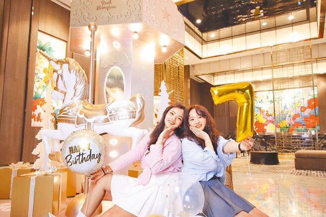 板橋凱撒大飯店迎接七周年慶與耶誕佳節，打造夢幻浪漫童話場景，以白金旋轉木馬為主軸，創造充滿節慶唯美氛圍。圖／板橋凱撒大飯店提供