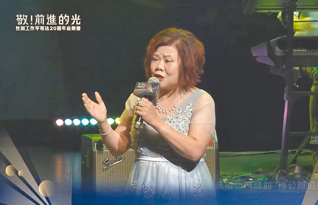 前劳动部长许铭春遭指控曾用公帑开过演唱会疑涉及贪污舞弊，台北地检署26日分「他字案」调查。图为劳动部举办「敬！前进的光 性别工作平等法20周年音乐会」，许铭春演唱画面。（摘自劳动部YT）