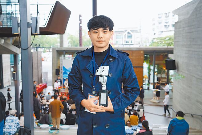 今年入围金曲奖最佳作词人奖的歌手杨肃浩，以作品〈有效票〉获得兰阳文学奖散文组第1名。（李忠一摄）