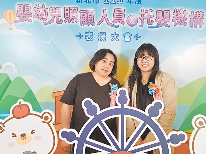 曾婉萍（右）和周欣儀有愛心和耐心以及同理心，幫助家長照護早產兒或罕病兒，23日同獲新北市社會局表揚。（陳慰慈攝）