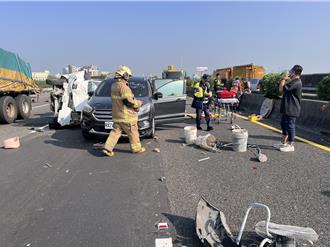 國1南下麻豆路段車禍 3車連環撞4人掛彩