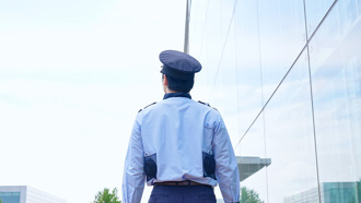 沒有偷睡覺！夜班保全「上班玩手機」被投訴 1招反擊網讚爆