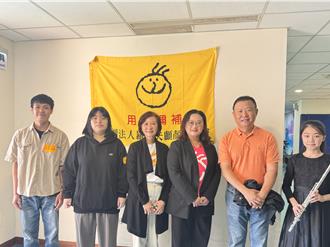 13歲長笛女孩自信秀「小耳」 用音樂戰勝不完美