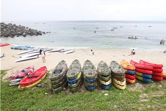 屏東小琉球沙灘遭占用 2水上活動業者擅放浮具挨罰5千元