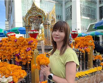 曼谷独家直击！岳庭拜四面佛还愿因「卖掉泳池Villa」有惊人巧合