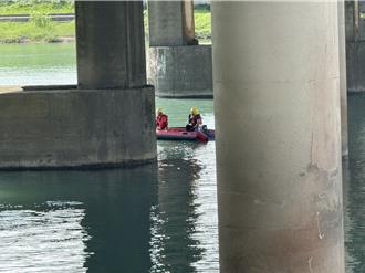 碧潭男子落水 打撈上岸送醫不治