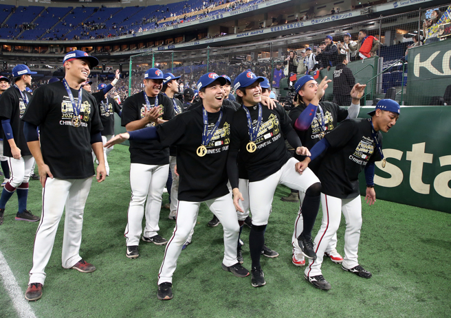 中华队投手郭俊麟（左二）与陈冠宇（左三）开心绕场接受球迷喝采。（赵双杰摄）