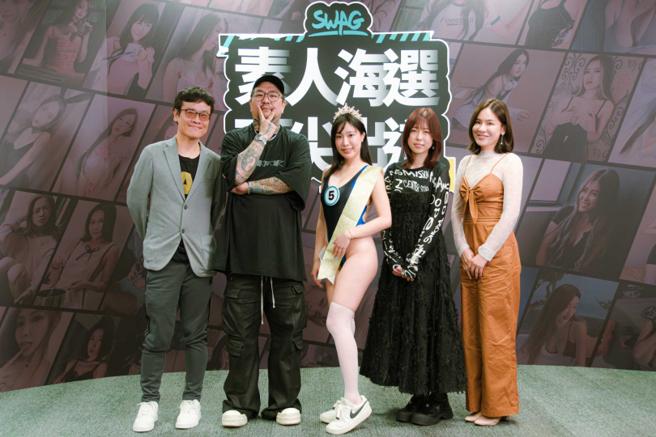 陈沂（右1）为成人平台举办「第一届女优徵选大赛」担任评审，选出冠军「暗黑IU」艾悠（中）。（图／SWAG提供）